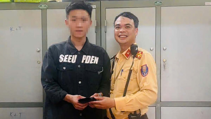 Cảnh sát giao thông trao trả ví cho người đánh rơi